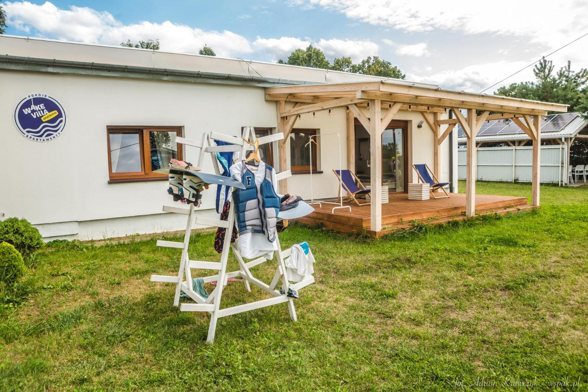 Wake Villa Brwinow Buitenkant foto