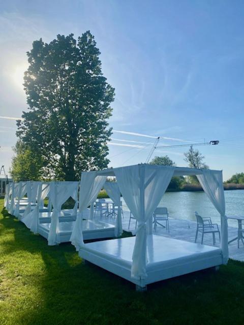 Wake Villa Brwinow Buitenkant foto