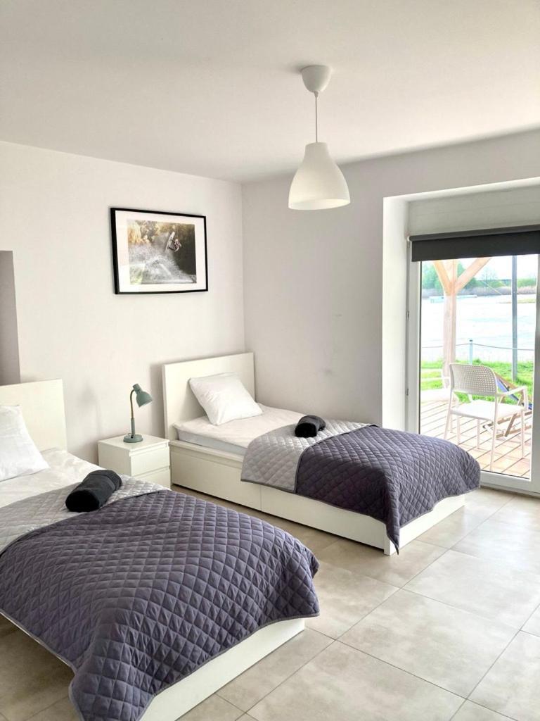 Wake Villa Brwinow Buitenkant foto