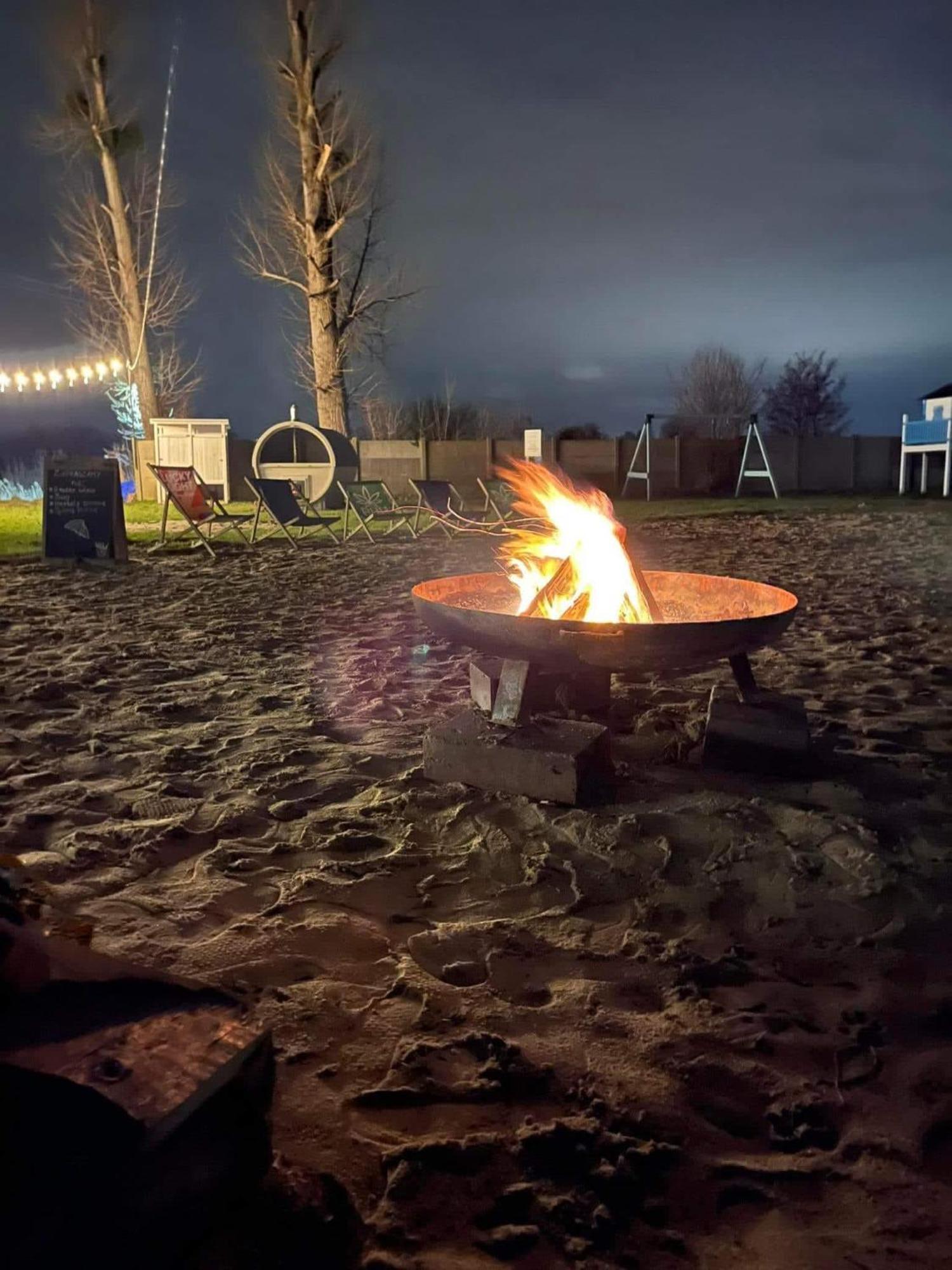 Wake Villa Brwinow Buitenkant foto