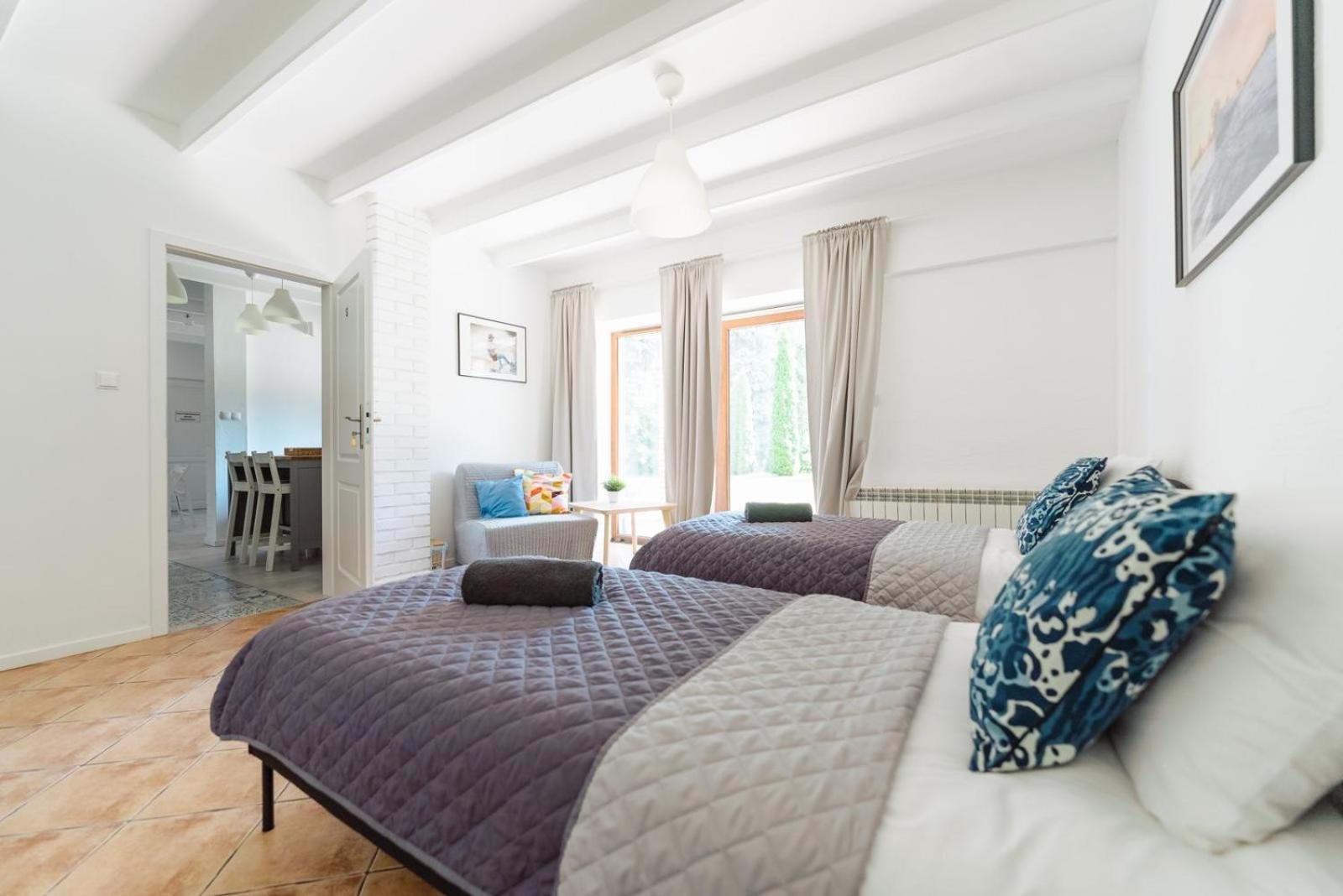 Wake Villa Brwinow Buitenkant foto